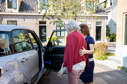 Saar brengt ouderen naar het ziekenhuis voor afspraak