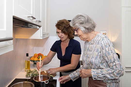 Saar is aan het koken bij ouderen thuis