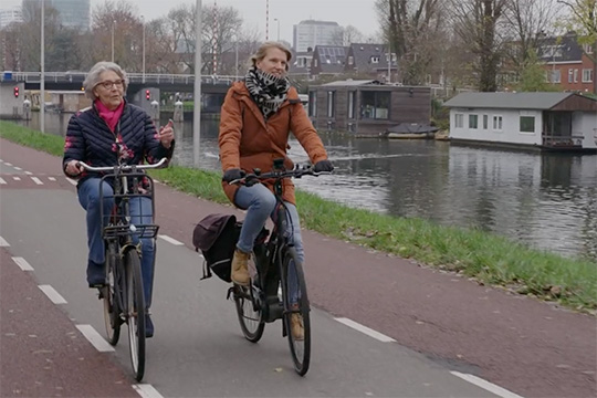Saar gaat er samen met client samen op uit en houdt haar gezelschap onderweg naar schoonheidssalon.